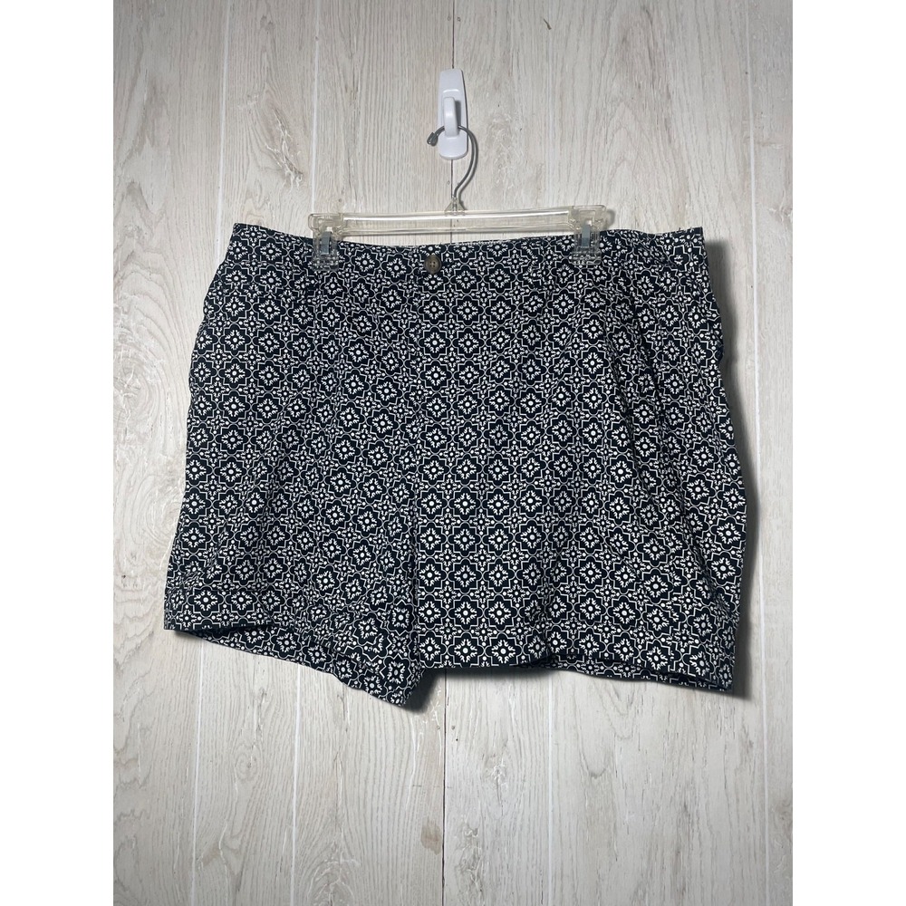 Old Navy Floral‎ Shorts, Size 16 low rise black and white pattern